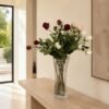 Vaso alto trasparente con rose artificiali