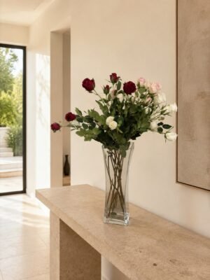 Vaso alto trasparente con rose artificiali