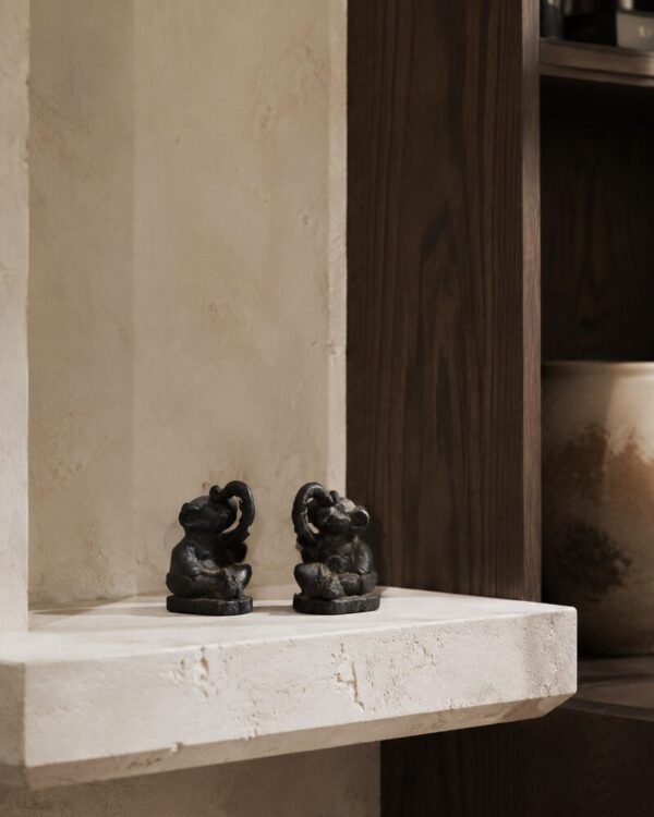 Coppia di piccole statuine nere