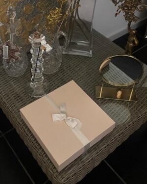 Scatola regalo rosa con fiocco