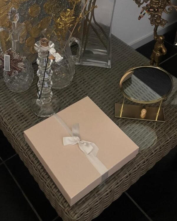 Scatola regalo rosa con fiocco