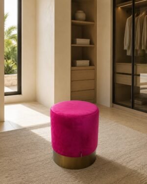 Pouf fucsia in velluto con base dorata